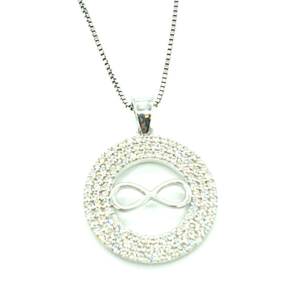 Collana con pendente infinito rotondo realizzata in argento con zirconi. Grandezza pendente 2 cm.