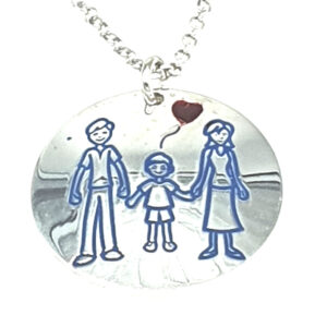 Collana con ciondolo tondo realizzata in argento diametro 2 cm modello famiglia per la nascita di un figlio maschio. Lunghezza 40+3 cm