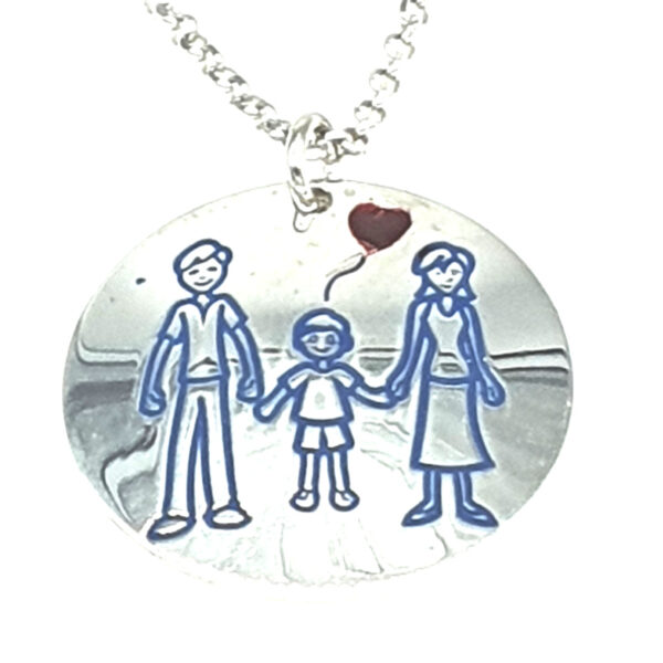 Collana con ciondolo tondo realizzata in argento diametro 2 cm modello famiglia per la nascita di un figlio maschio. Lunghezza 40+3 cm