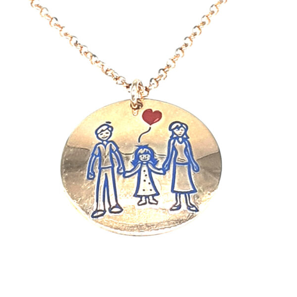 Collana con ciondolo tondo realizzata in argento dorato diametro 2 cm modello famiglia per la nascita di un figlio maschio. Lunghezza 40+3 cm