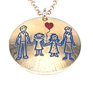 Collana con ciondolo tondo realizzata in argento rosè diametro 2 cm modello famiglia. Lunghezza 40+3 cm