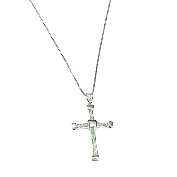 Collana realizzata in argento 925 conn pendente a forma di croce modello Vin Diesel misura 3 cm con zirconi. Lunghezza 45 cm